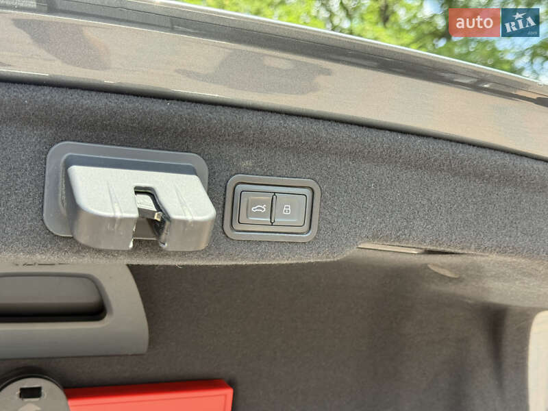 Седан Audi A8 2014 в Звягеле