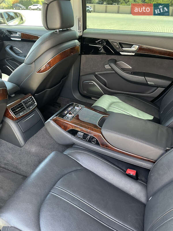 Седан Audi A8 2013 в Одесі