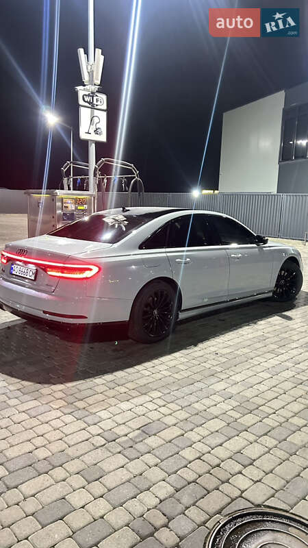 Седан Audi A8 2018 в Мукачевому