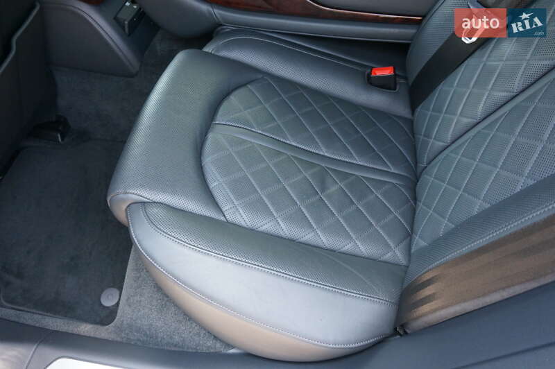 Седан Audi A8 2013 в Одесі