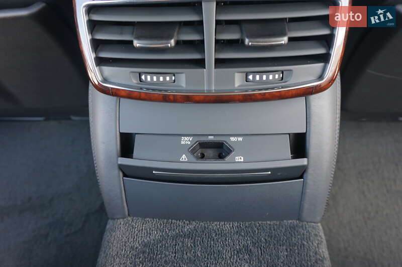 Седан Audi A8 2013 в Одесі