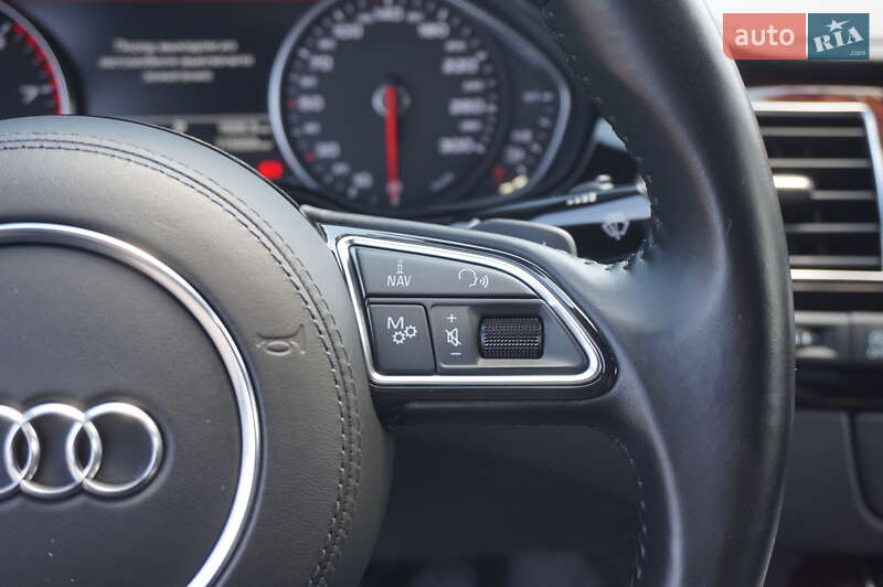 Седан Audi A8 2013 в Одесі