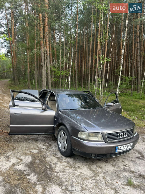 Седан Audi A8 2000 в Сарнах