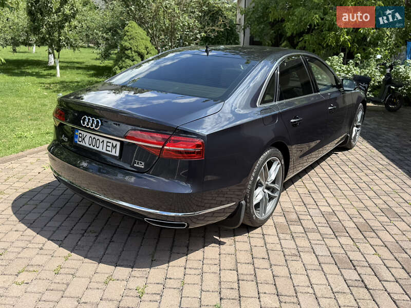Седан Audi A8 2016 в Дубні
