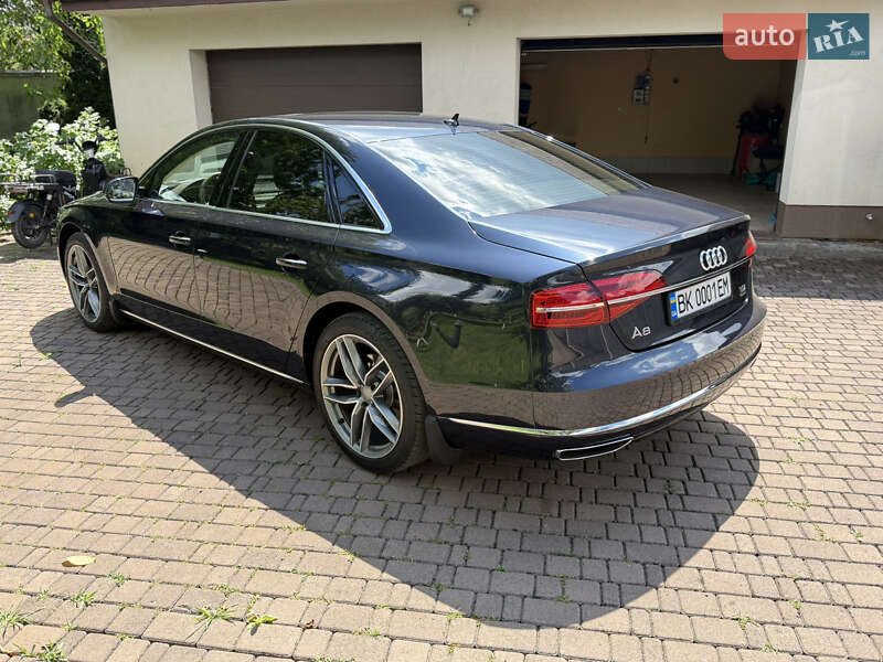 Седан Audi A8 2016 в Дубні