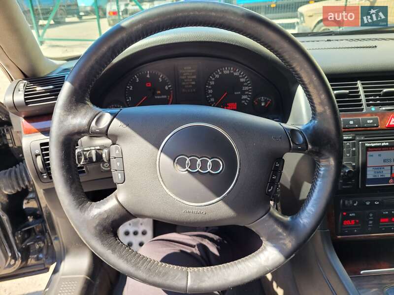 Седан Audi A8 2001 в Днепре