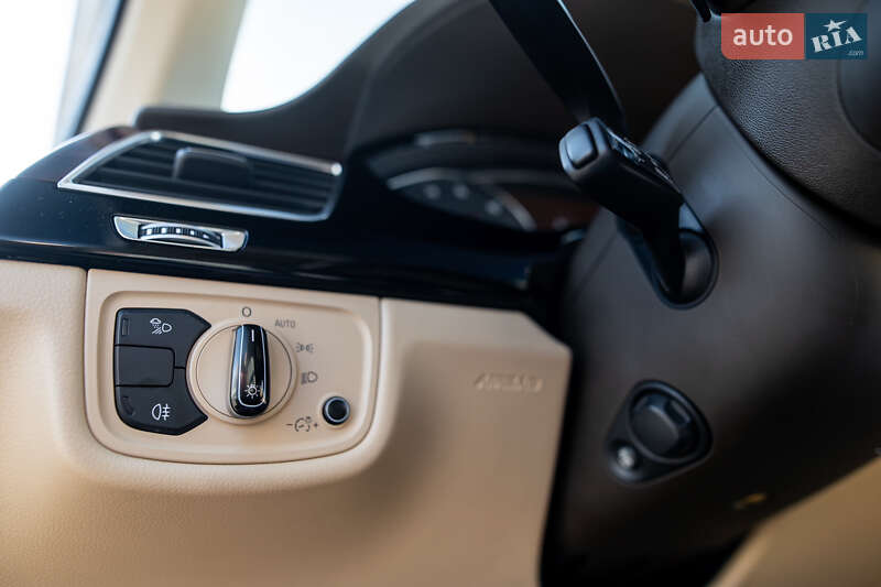 Седан Audi A8 2013 в Львове