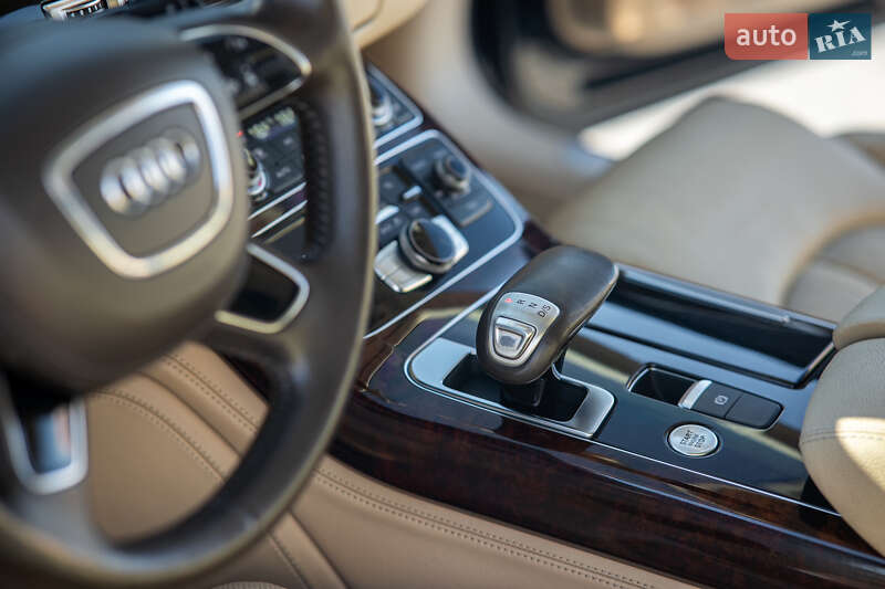 Седан Audi A8 2013 в Львове