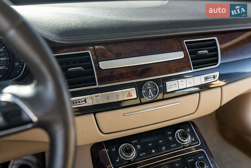 Седан Audi A8 2013 в Львове