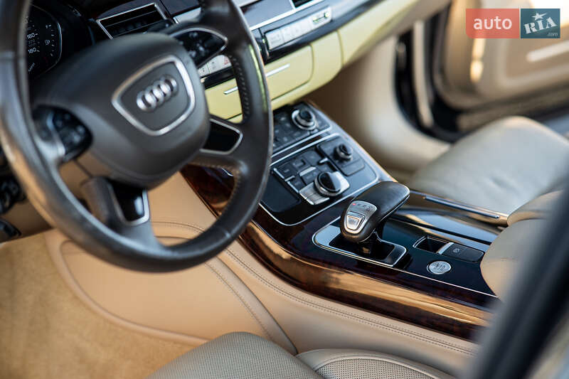 Седан Audi A8 2013 в Львове