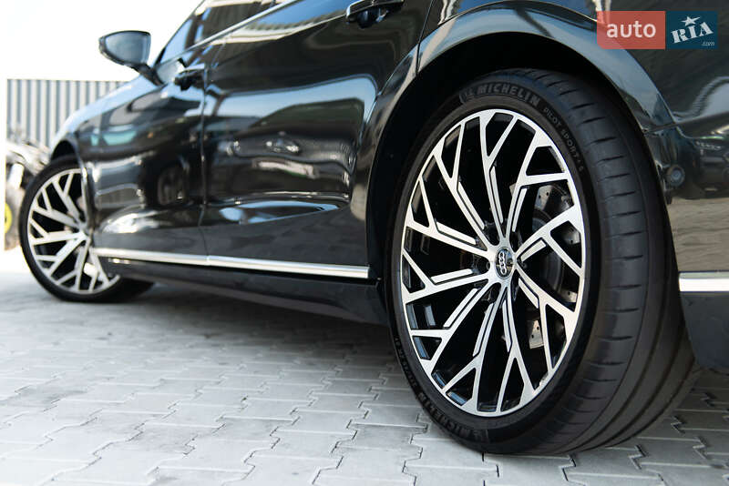 Седан Audi A8 2018 в Мукачево