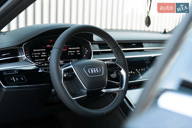Седан Audi A8 2018 в Мукачево