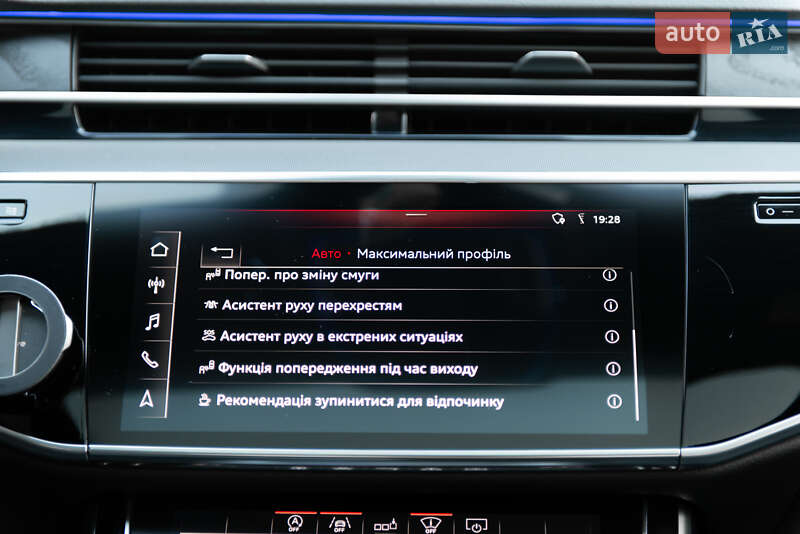 Седан Audi A8 2018 в Мукачево