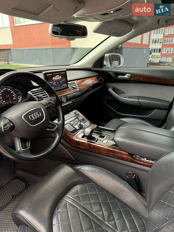 Седан Audi A8 2012 в Вараше