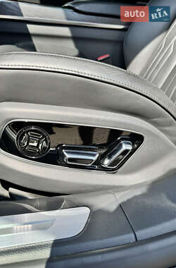 Седан Audi A8 2022 в Киеве