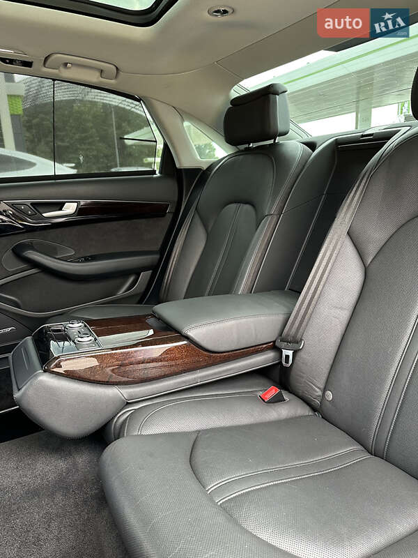 Седан Audi A8 2013 в Львові