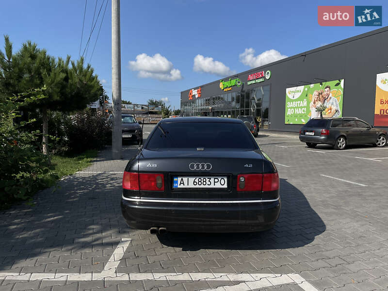Седан Audi A8 2000 в Горе