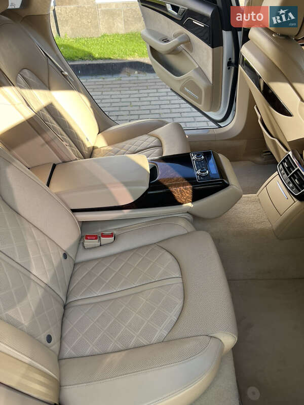 Седан Audi A8 2016 в Ровно