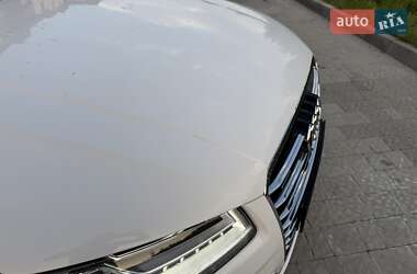 Седан Audi A8 2015 в 