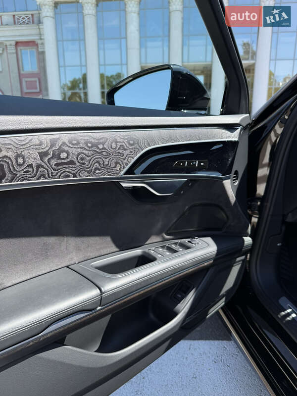Седан Audi A8 2019 в Одесі