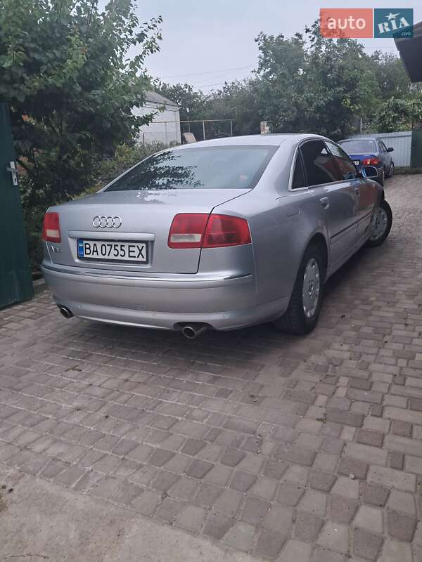 Седан Audi A8 2004 в Первомайске
