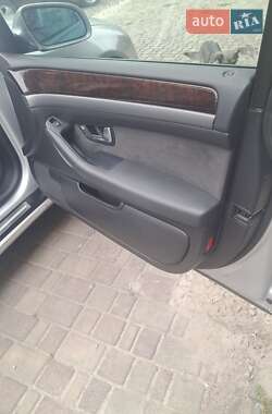 Седан Audi A8 2004 в 
