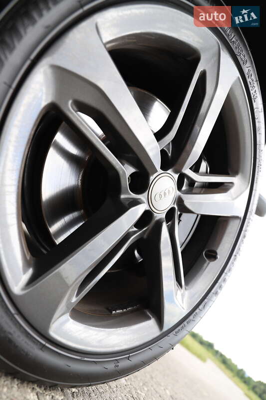 Седан Audi A8 2015 в Дрогобыче