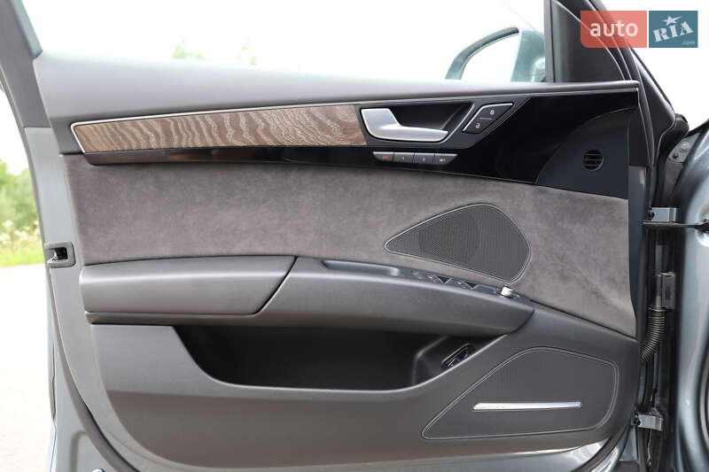 Седан Audi A8 2015 в Дрогобичі