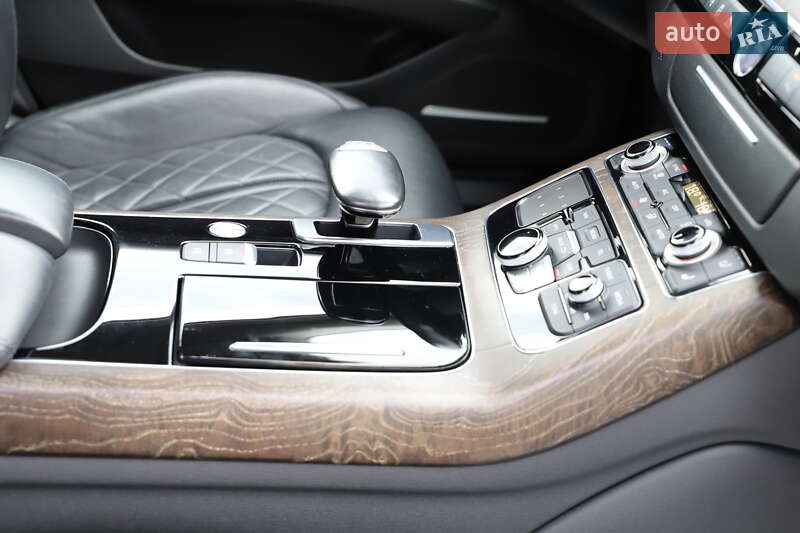 Седан Audi A8 2015 в Дрогобыче