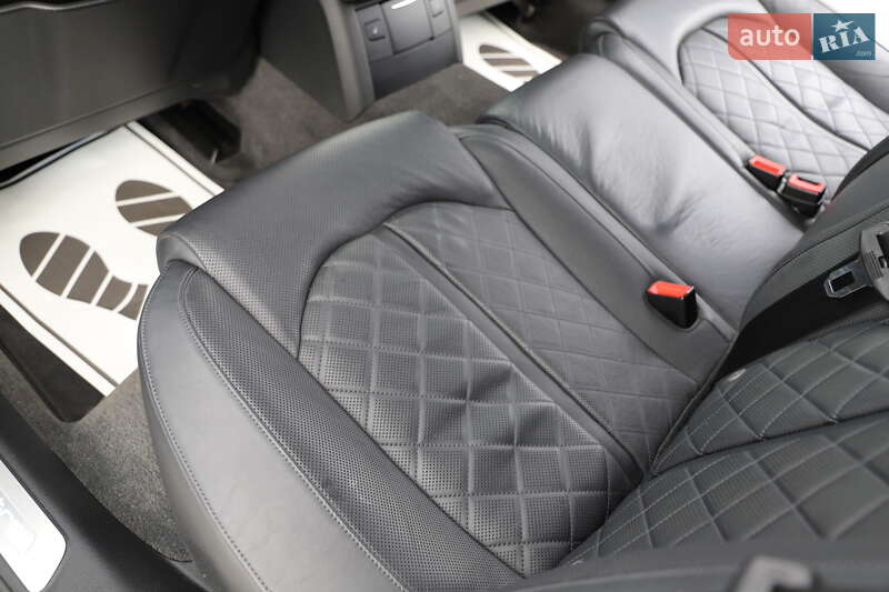 Седан Audi A8 2015 в Дрогобичі