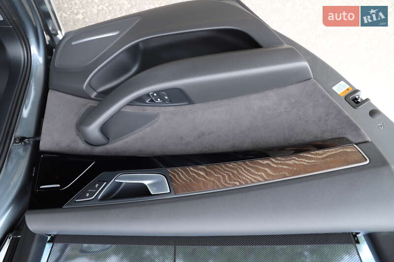 Седан Audi A8 2015 в Дрогобичі