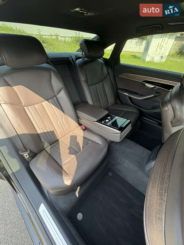 Седан Audi A8 2022 в Киеве