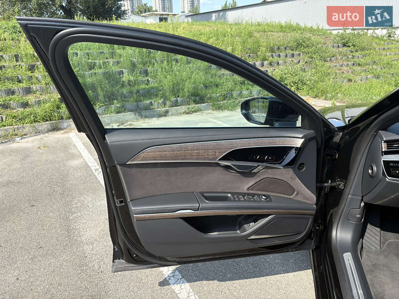 Седан Audi A8 2022 в Киеве