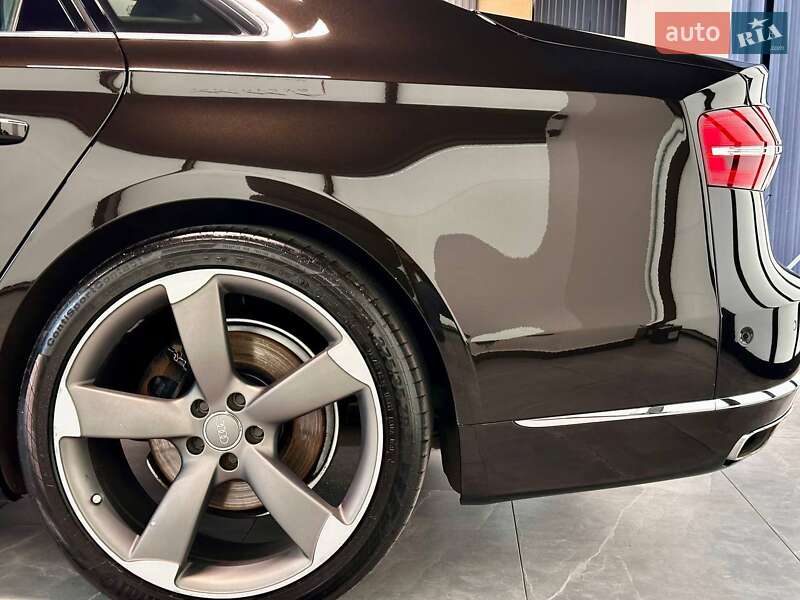 Седан Audi A8 2013 в Львові