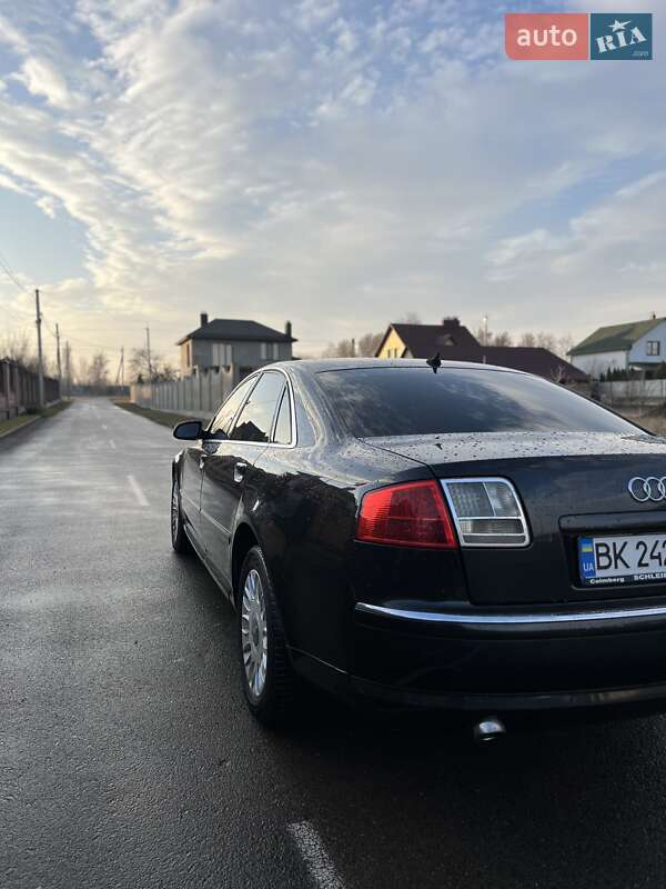 Седан Audi A8 2004 в Березному