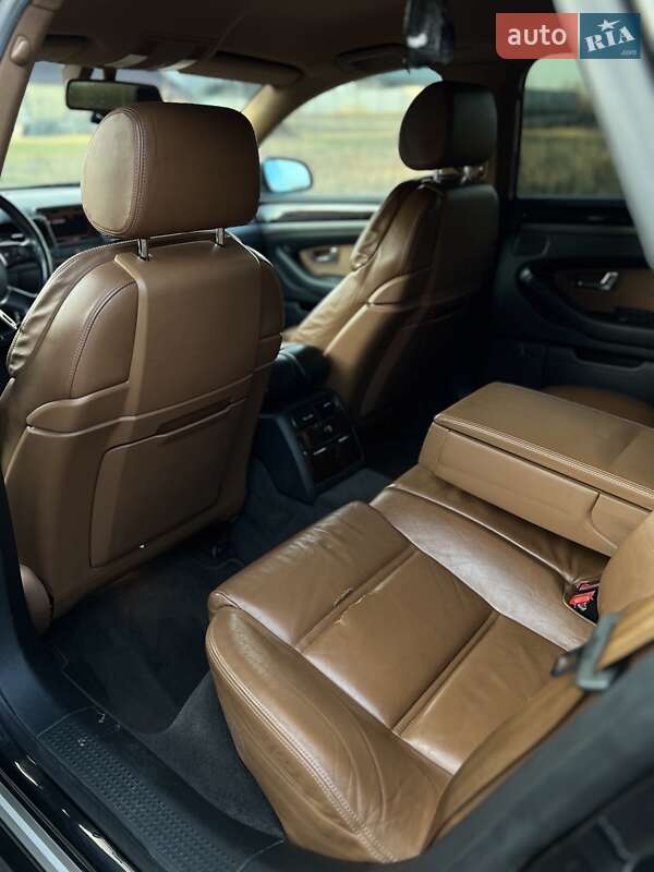 Седан Audi A8 2004 в Березному
