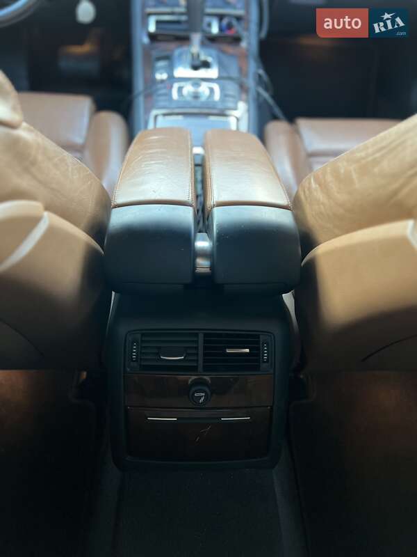 Седан Audi A8 2004 в Березному