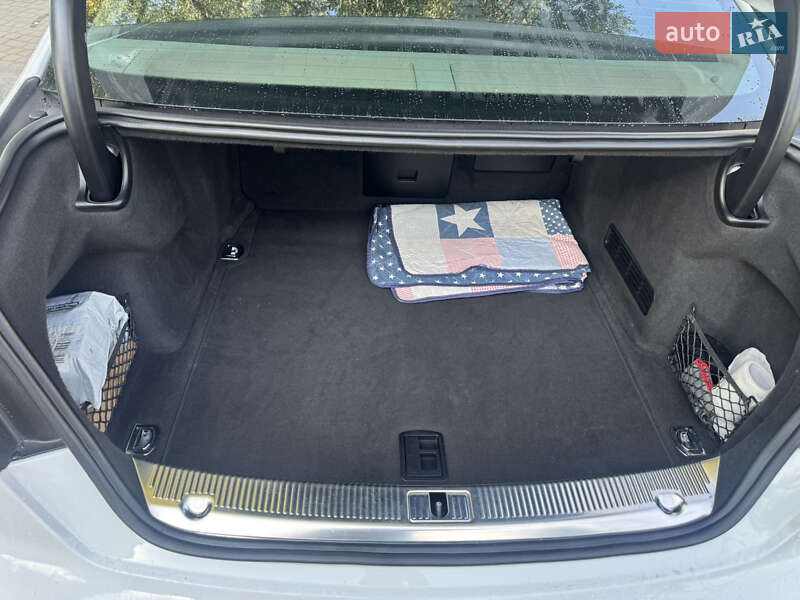 Седан Audi A8 2014 в Львове