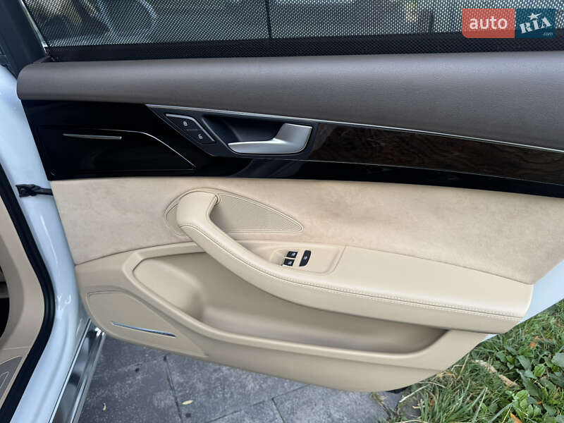 Седан Audi A8 2014 в Львове