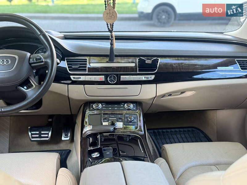Седан Audi A8 2014 в Львове