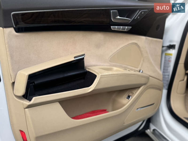 Седан Audi A8 2014 в Львове