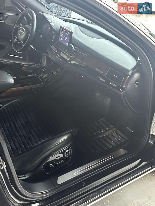 Седан Audi A8 2013 в Ужгороде