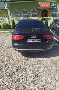 Седан Audi A8 2011 в Снятині