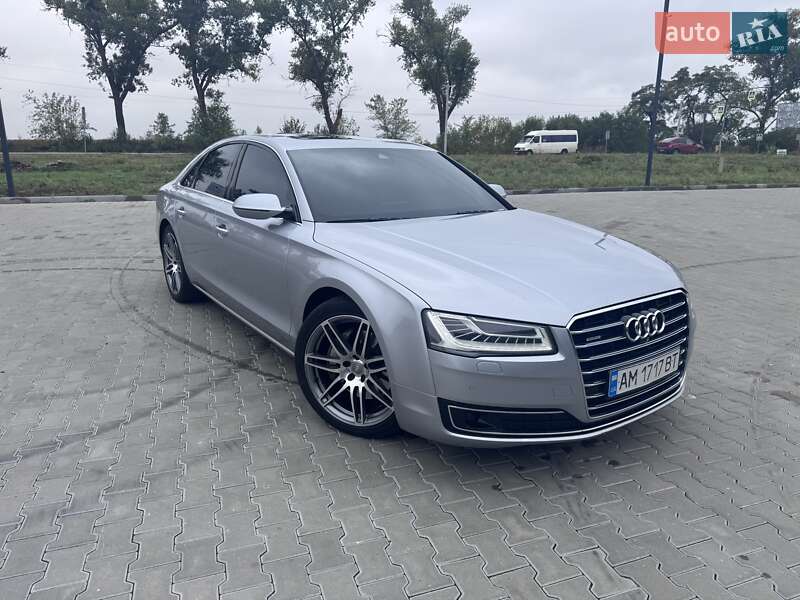 Седан Audi A8 2016 в Вишневом