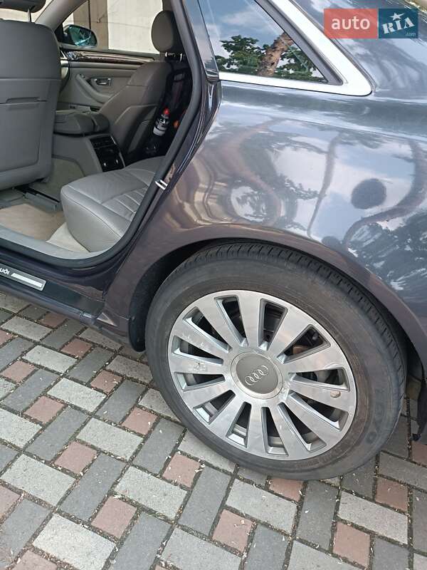 Седан Audi A8 2003 в Буче