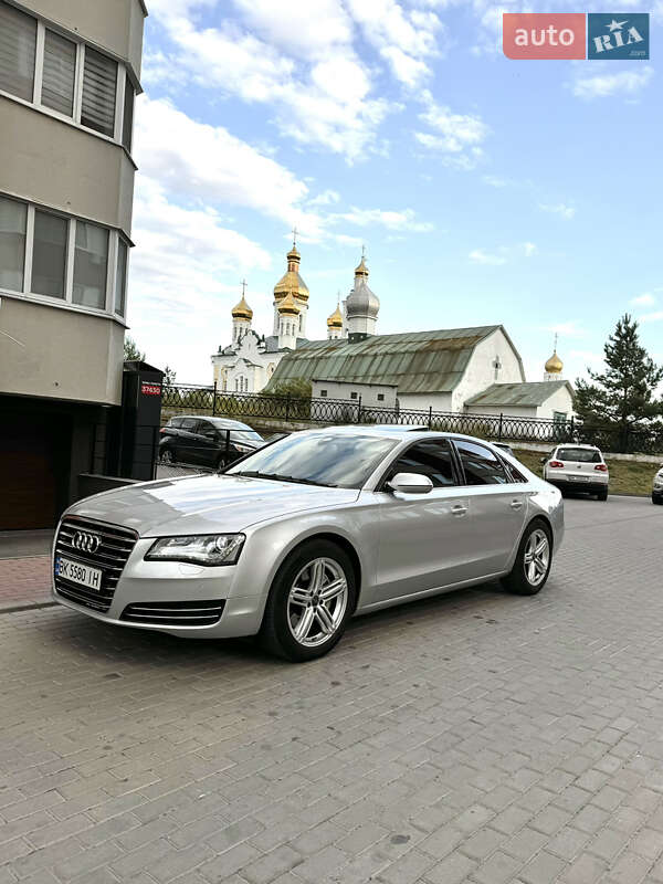 Седан Audi A8 2012 в Вараші