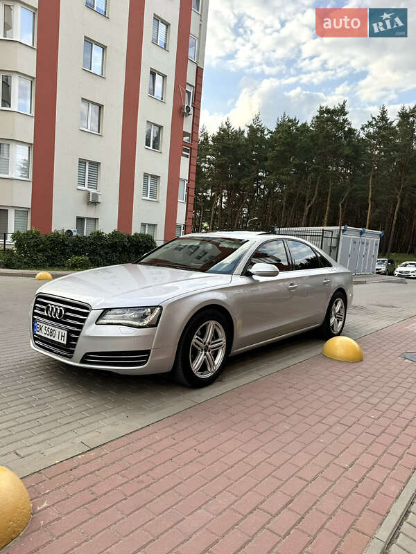 Седан Audi A8 2012 в Вараші