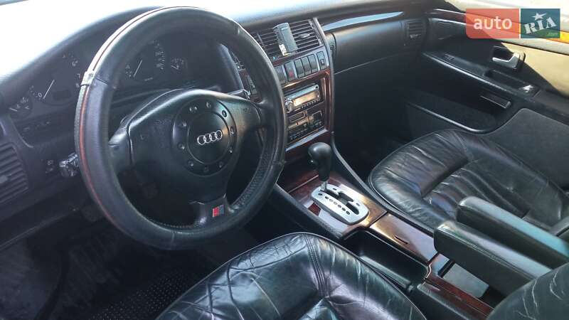 Седан Audi A8 1996 в Днепре