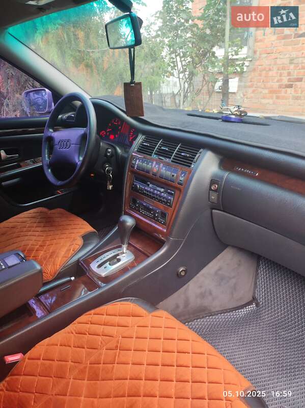 Седан Audi A8 1997 в Коростишеві