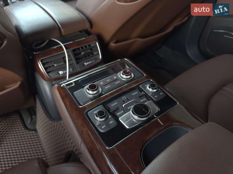 Седан Audi A8 2012 в Черновцах